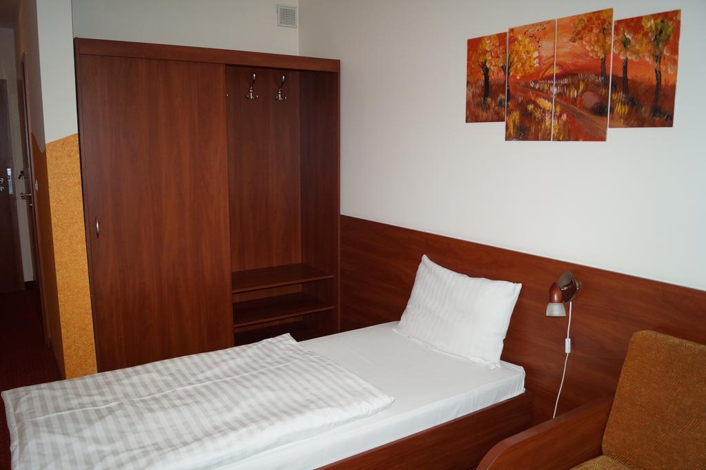 Hotel Podroznik Koszuty 外观 照片